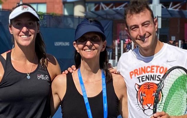 Luisa ao lado da mãe Alessandra e do irmão Arthur Stefani - Divulgação