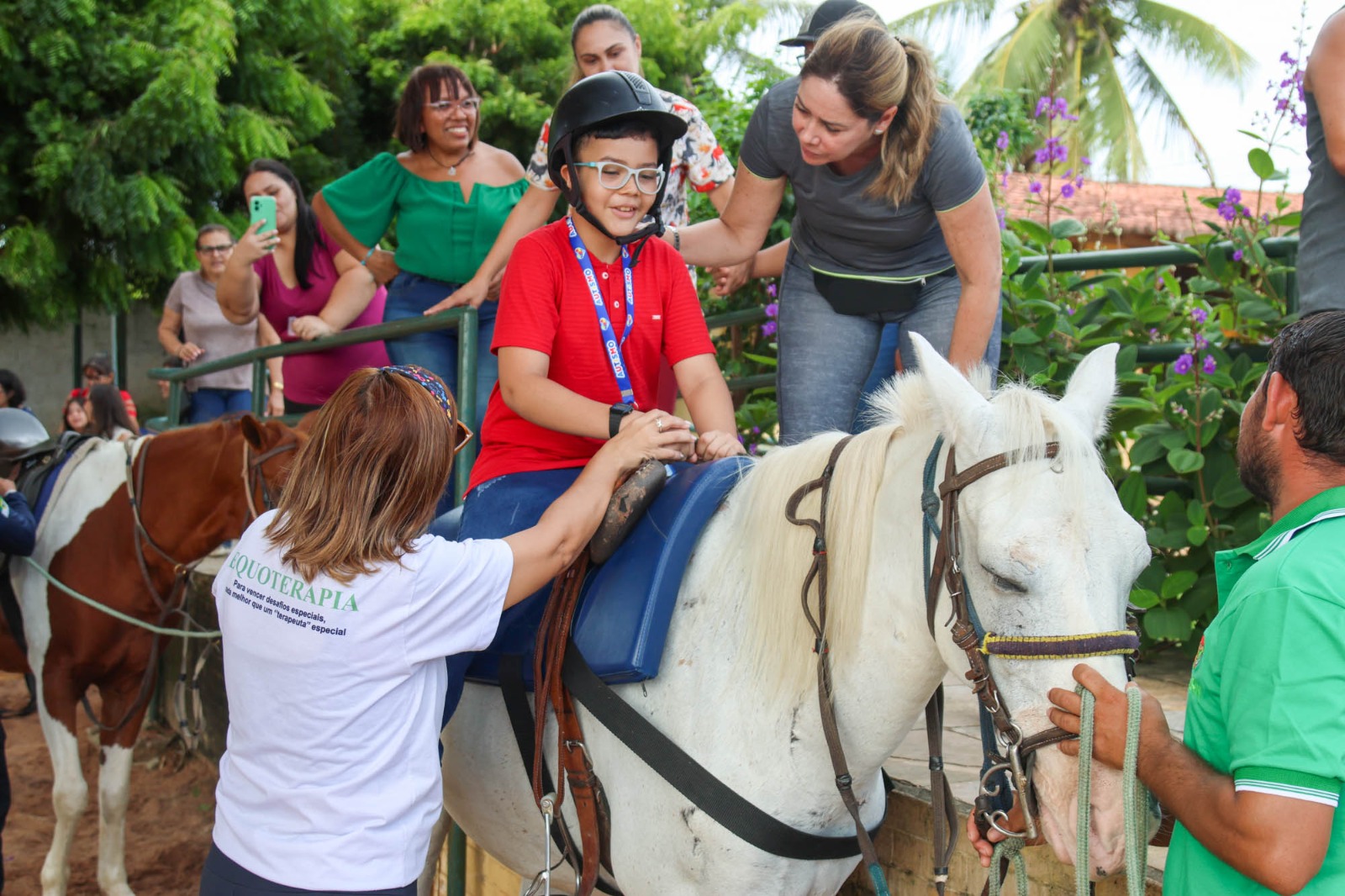 Prefeitura promove tarde de equoterapia para crianças do CER