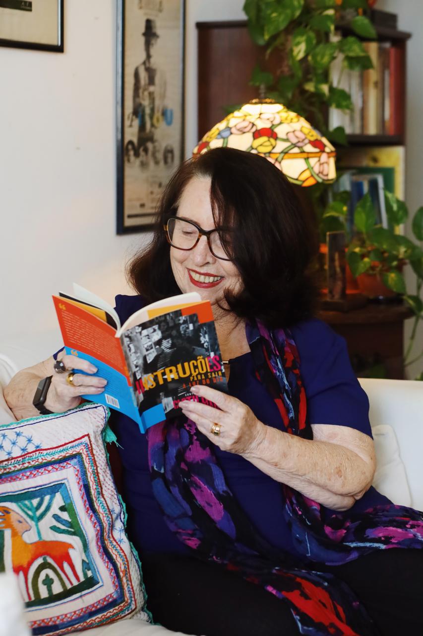 Clotilde Tavares lança “Instruções para Sair à Luz do Dia” em noite de autógrafos no Teatro Alberto Maranhão